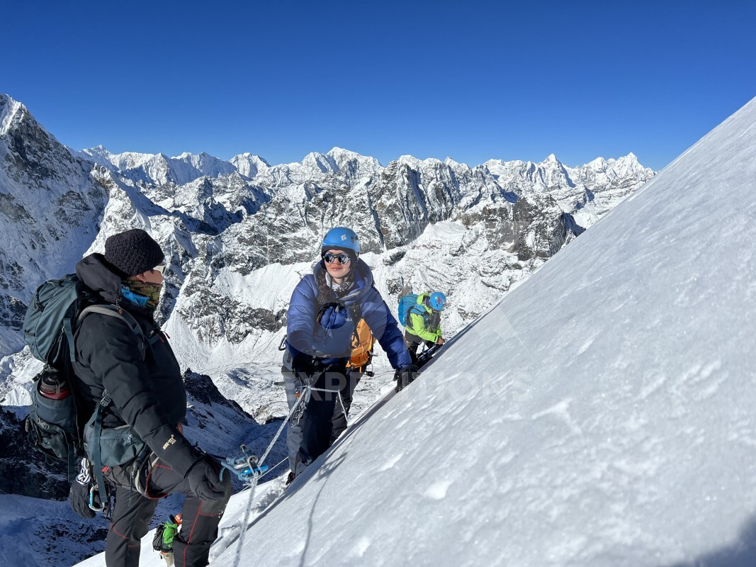 LOBUCHE EAST PEAK (6,119M)